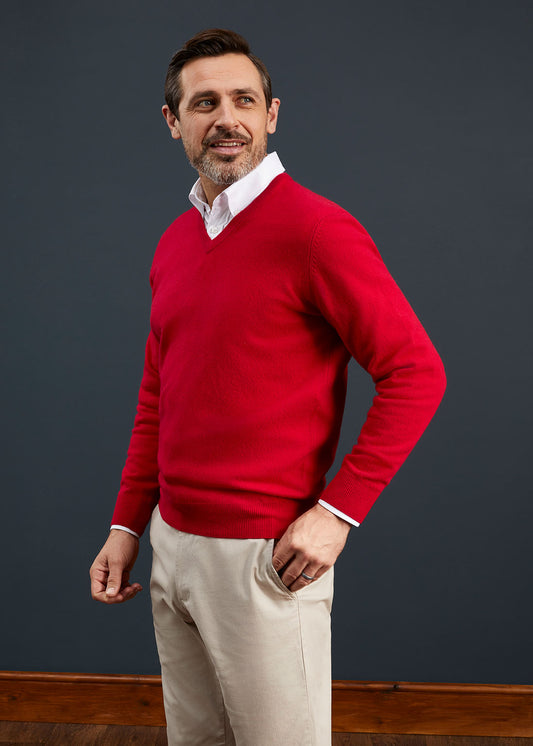 Men's Geelong Lambswool Vee Neck Jumper in Raspberry
