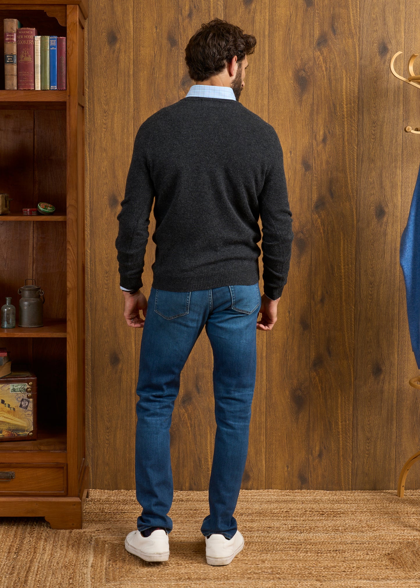 Kilsyth Men's Lambswool Jumper in Charcoal