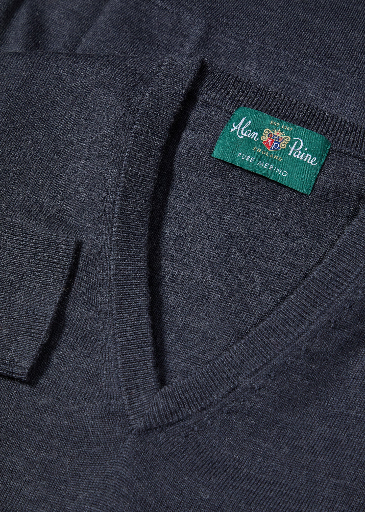 Millbreck Herrenpullover aus Merinowolle in Anthrazit – normale Passform