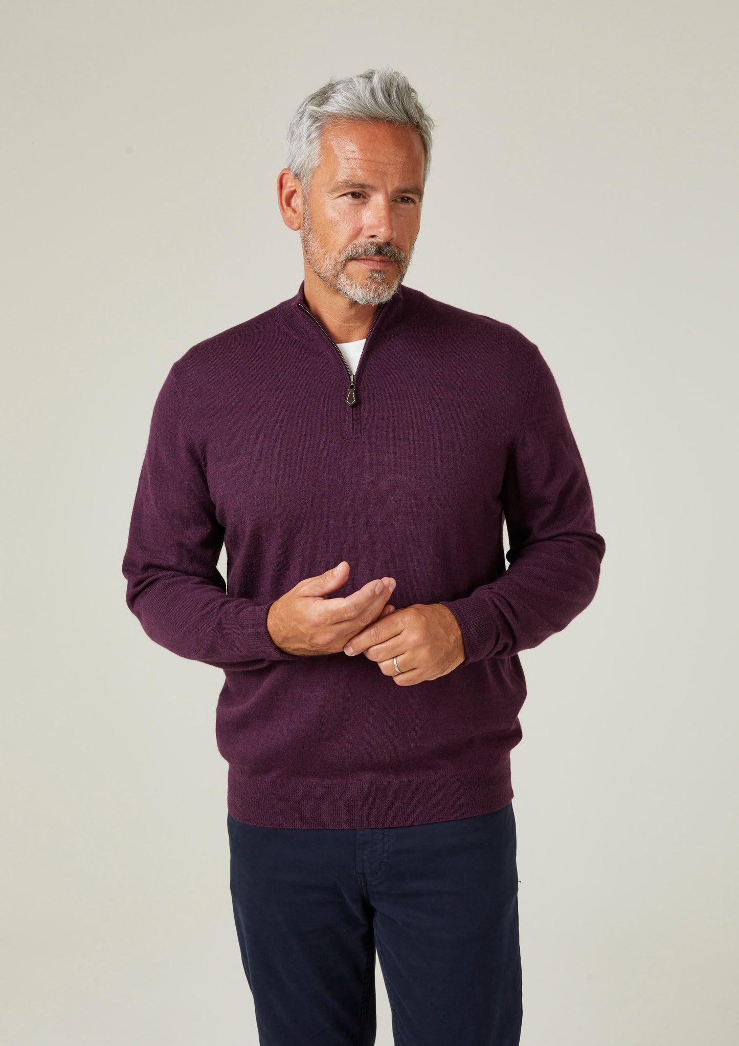 Barton Merinowolle-Mock-Pullover mit 1/4-Reißverschluss in schwarzer Traube – normale Passform