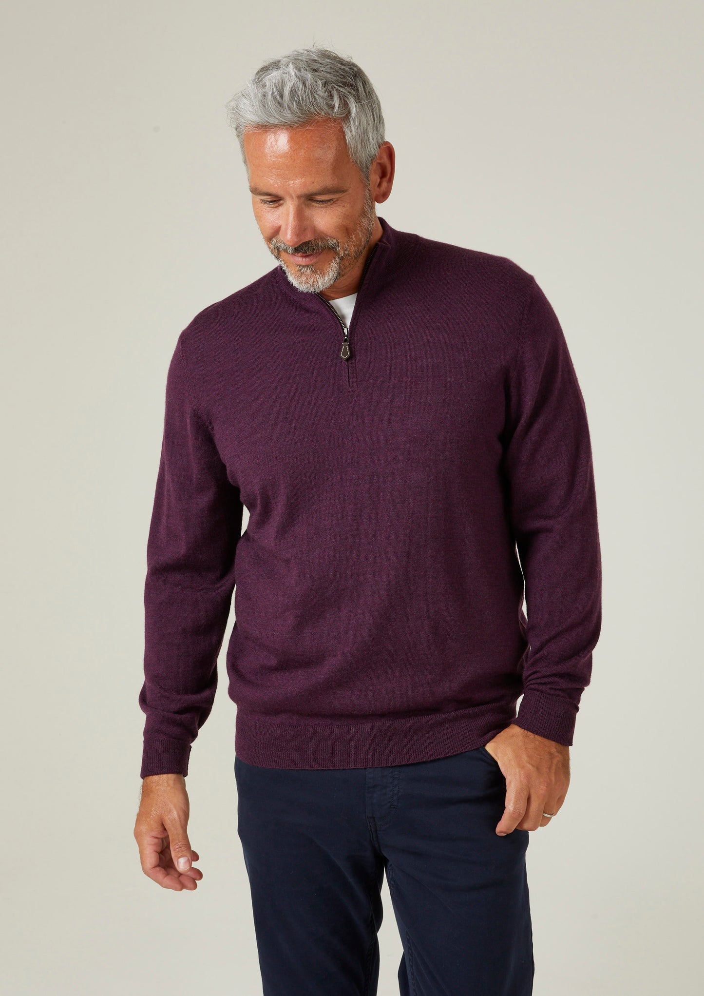 Barton Merinowolle-Mock-Pullover mit 1/4-Reißverschluss in schwarzer Traube – normale Passform