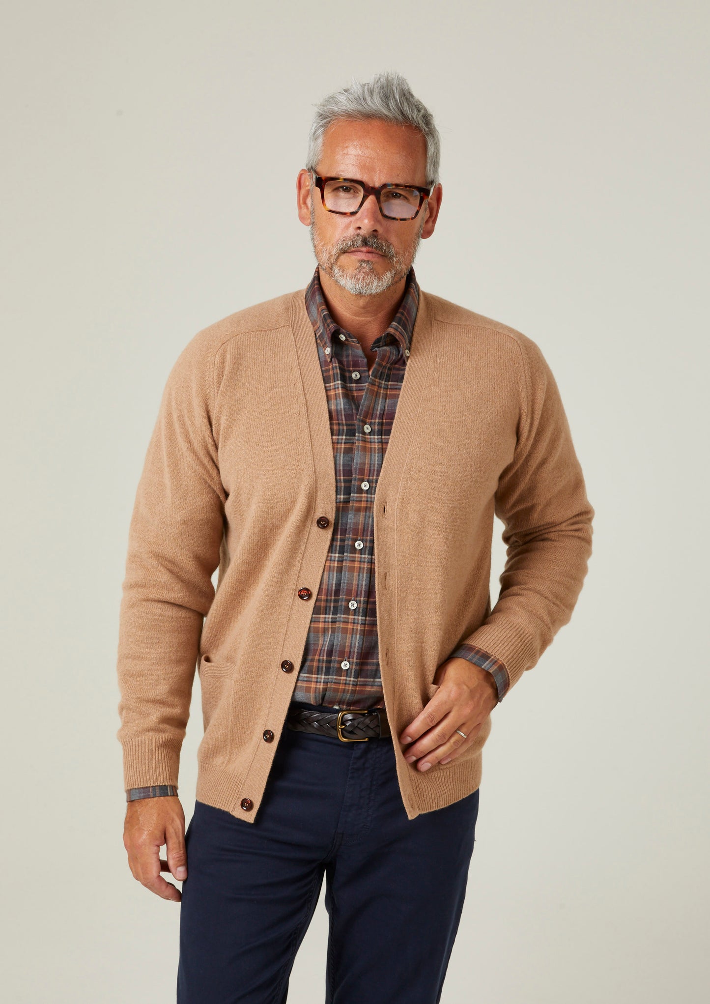 Cornwall-Lammwoll-Cardigan in Kamel – klassische Passform