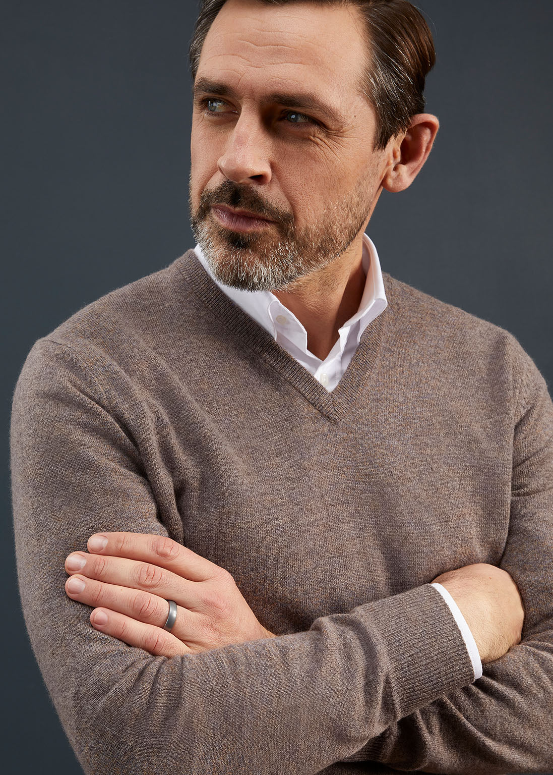 Men's Geelong Lambswool Vee Neck Jumper in Tobacco