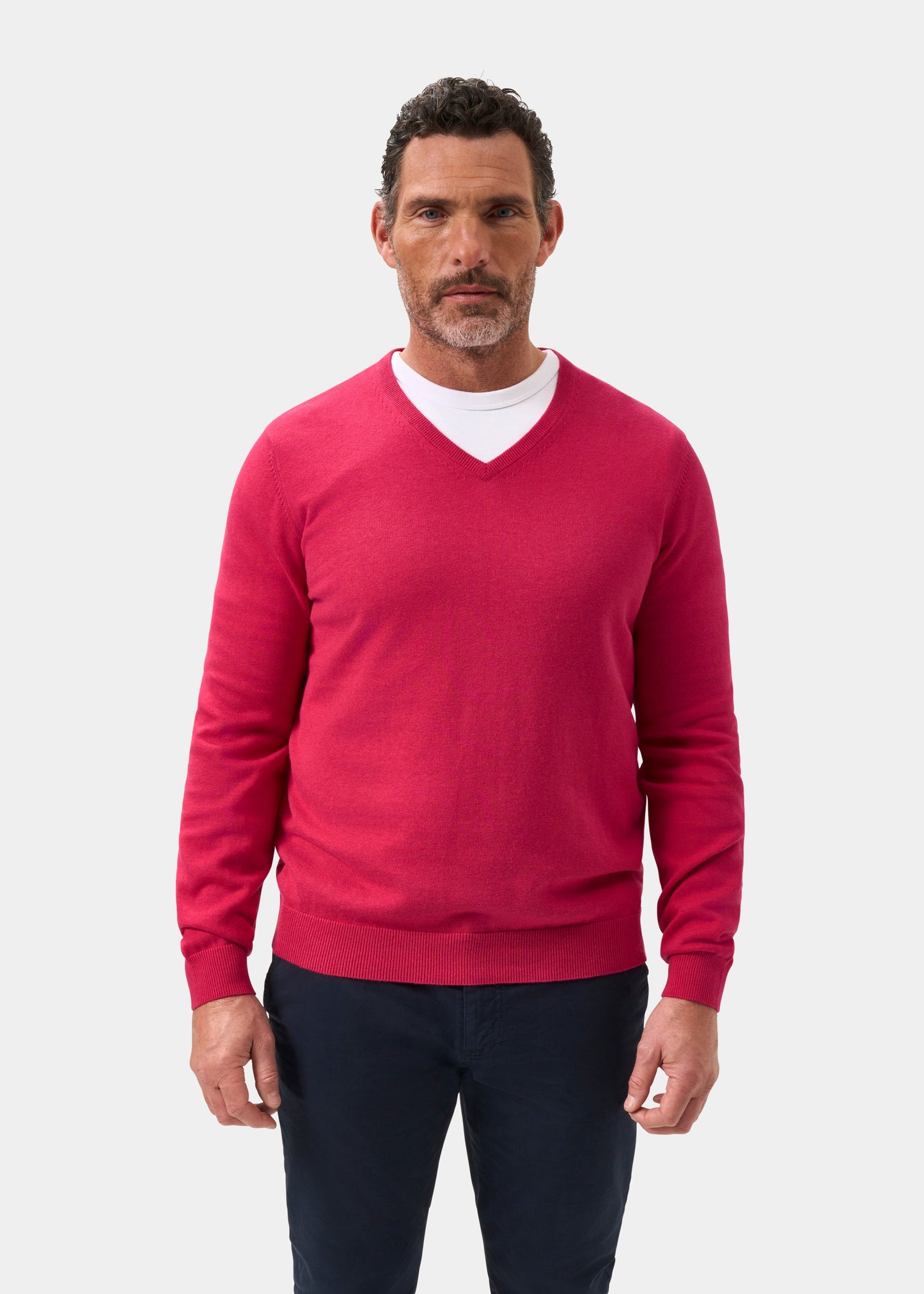 Men's Cotton Cashmere Vee Neck Jumper in Raspberry