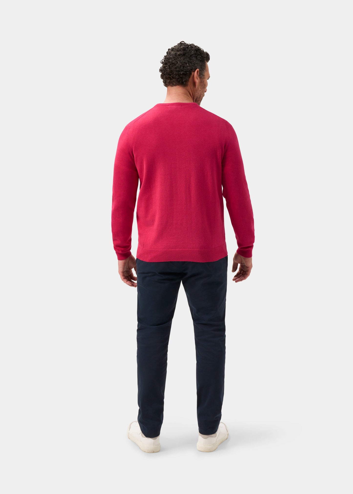 Men's Cotton Cashmere Vee Neck Jumper in Raspberry