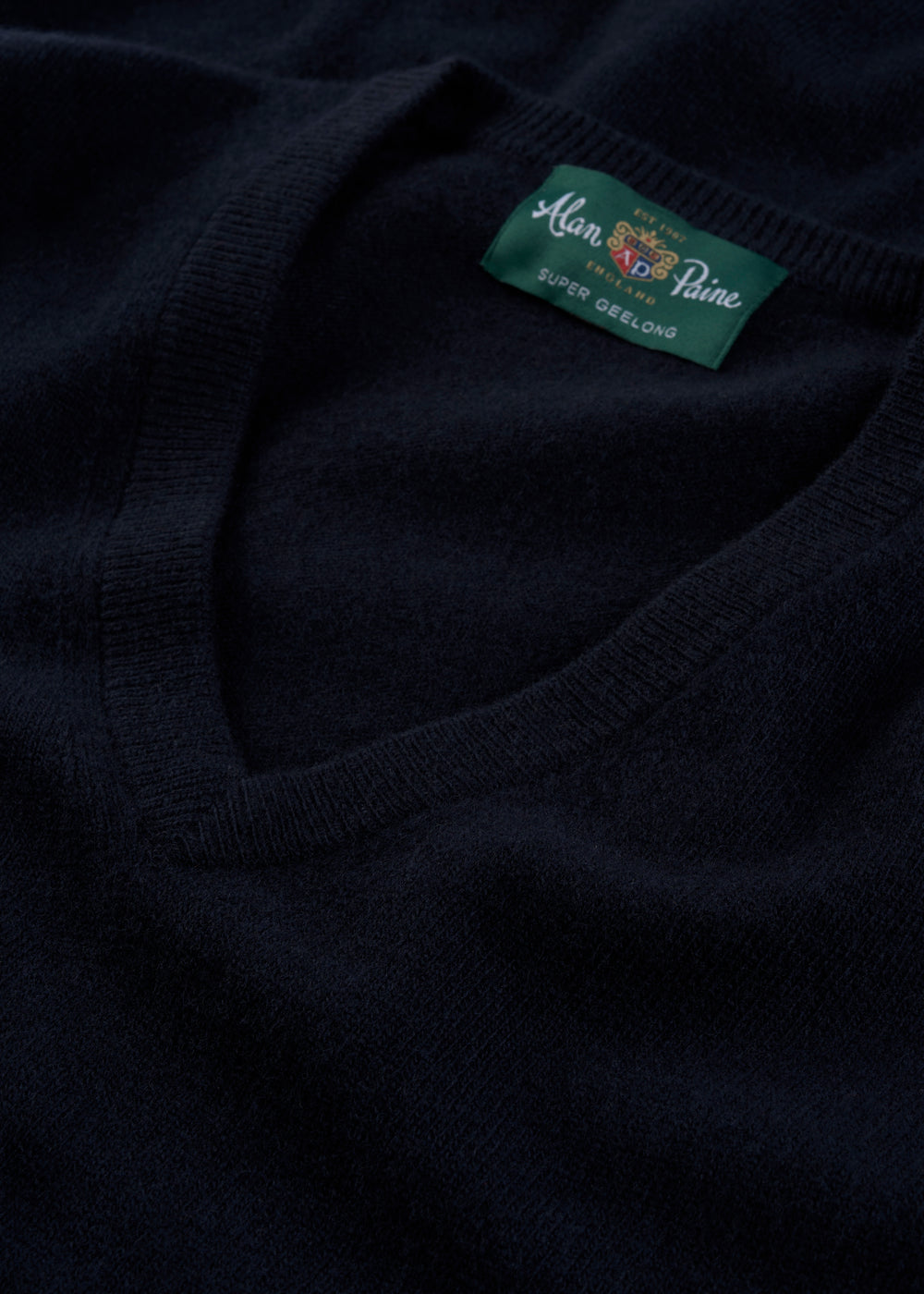 Men's Geelong Wool Vee Neck Jumper in Dark Navy
