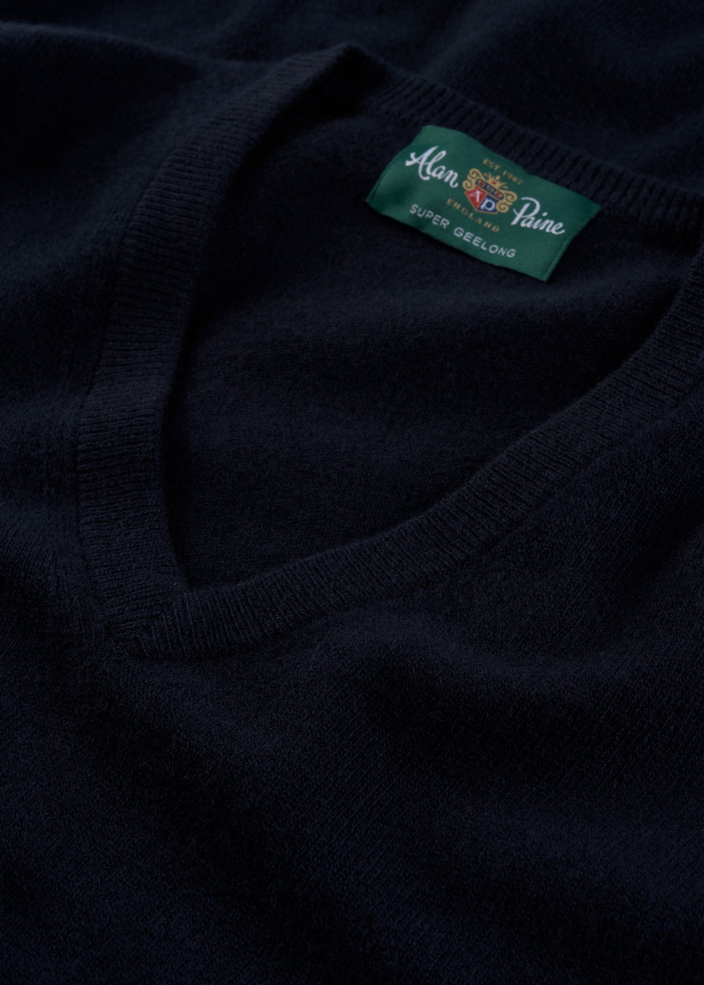 Men's Geelong Wool Vee Neck Jumper in Dark Navy
