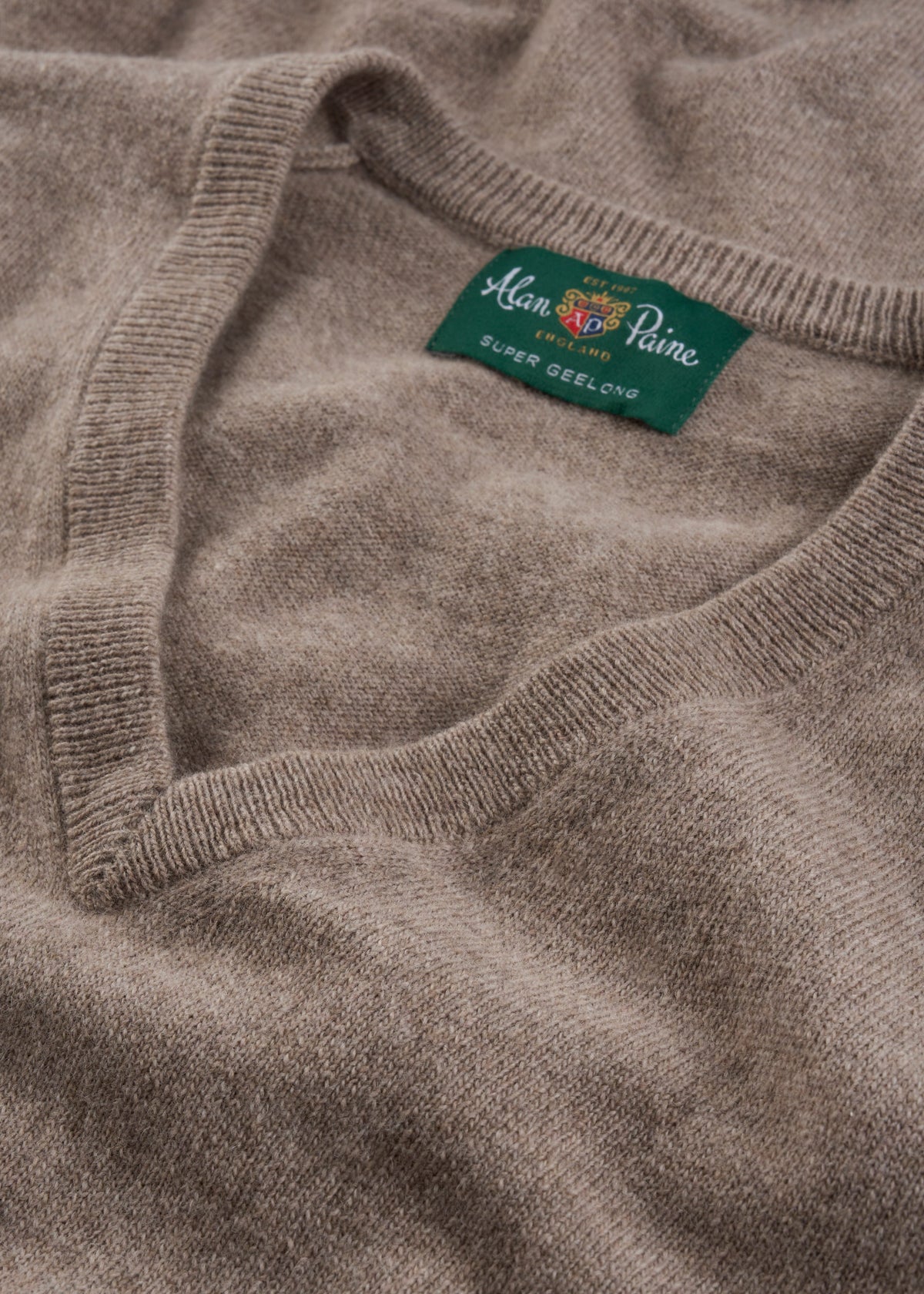Men's Geelong Wool Vee Neck Jumper in Mushroom