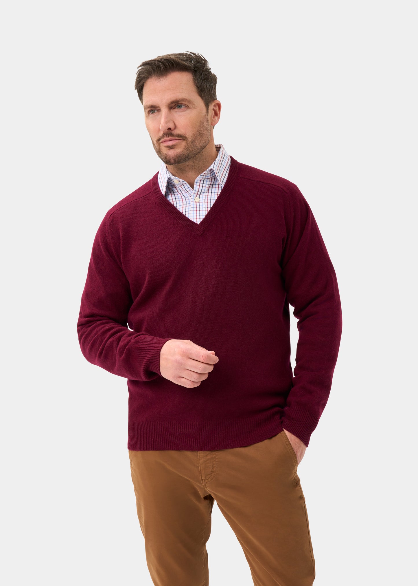 Men's Lambswool Vee Neck Jumper in Bordeaux