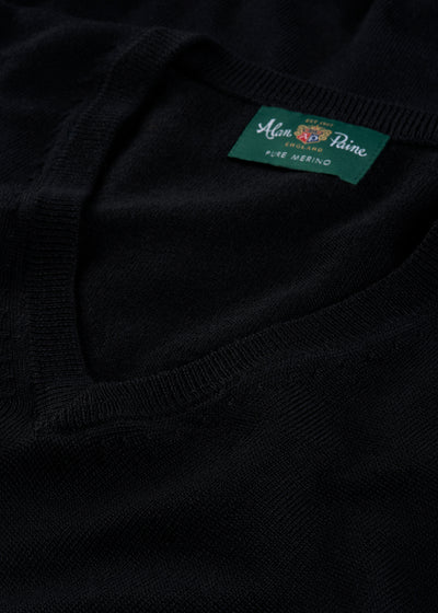 Men's Merino Wool Vee Neck Jumper in Black