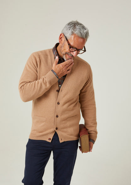 Cornwall-Lammwoll-Cardigan in Kamel – klassische Passform