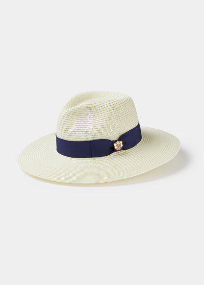 Emelle Strohhut mit marineblauem Band.