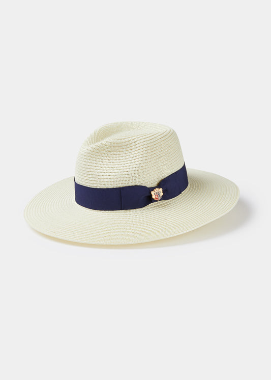 Emelle Strohhut mit marineblauem Band.